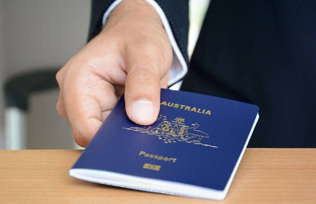Chuẩn bị đầy đủ những mẫu đơn xin visa du học Úc mới nhất 2024.